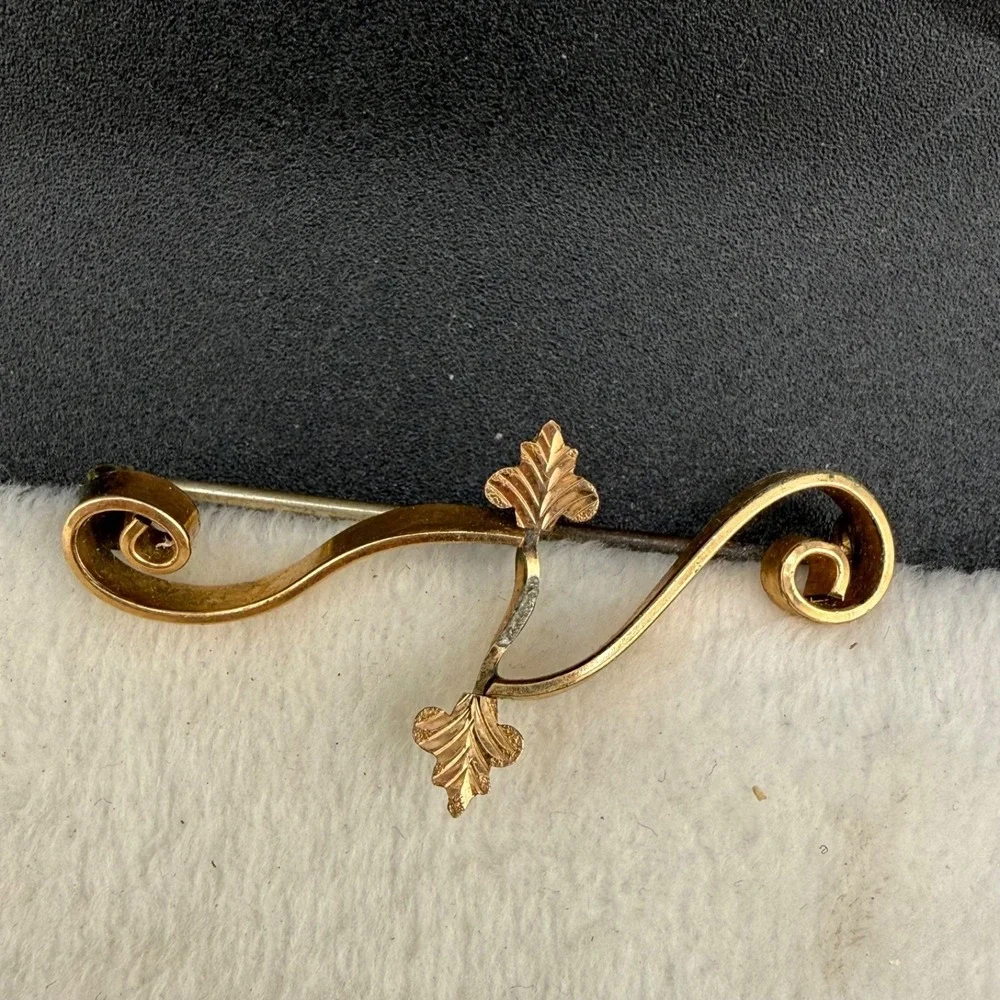 Vintage Art Deco Brooch Gold Tone Leaf